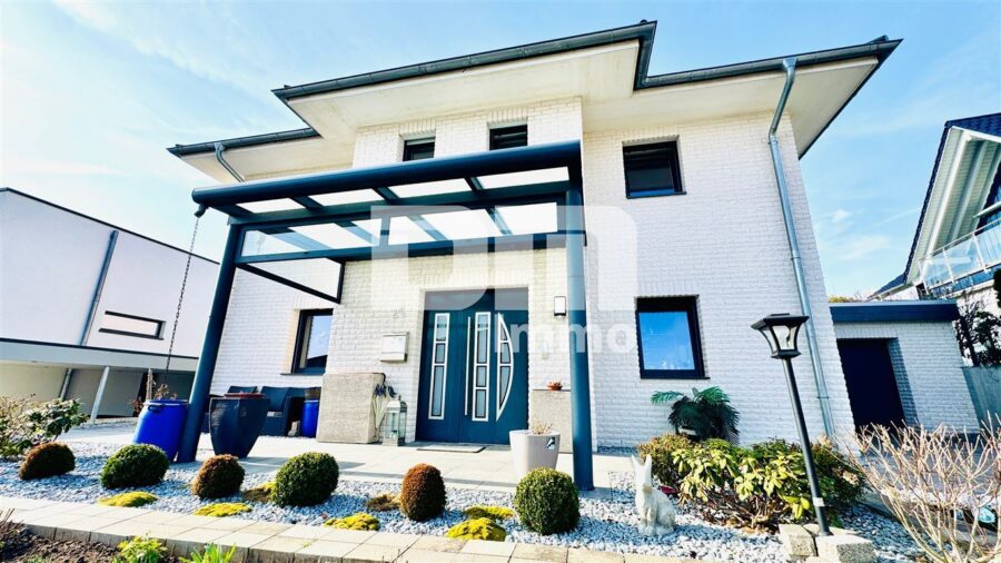 Luxeriöse Stadtvilla mit exklusiver Ausstattung in Traumlage mit vielen hochwertigen Extras - Frontansicht Titel